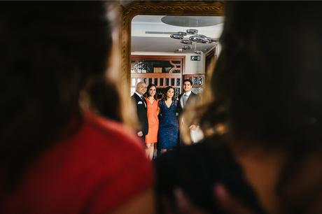 retrato-familia-reflejo-fotografo-boda-pirineos