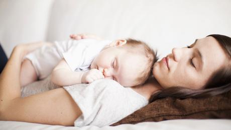 madre durmiendo con bebé