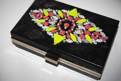 El bolso perfecto para un look de boda con vestido amarillo