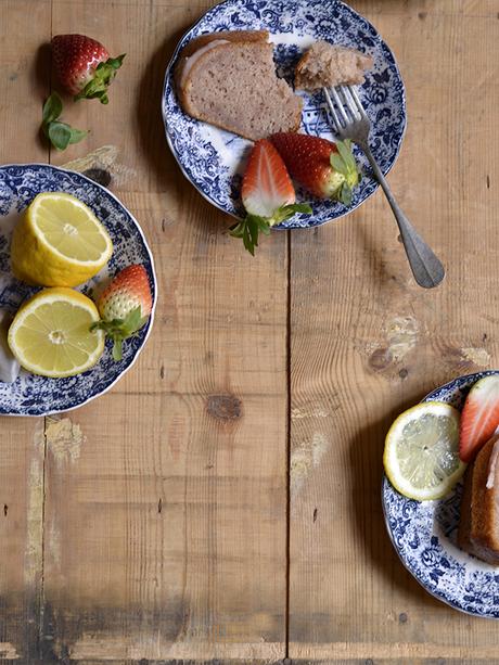 BUNTD CAKE DE FRESAS Y GLASEADO DE LIMÓN