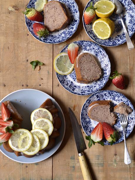 BUNTD CAKE DE FRESAS Y GLASEADO DE LIMÓN