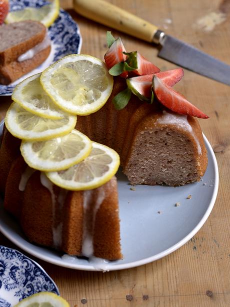 BUNTD CAKE DE FRESAS Y GLASEADO DE LIMÓN