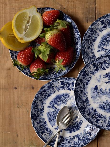 BUNTD CAKE DE FRESAS Y GLASEADO DE LIMÓN