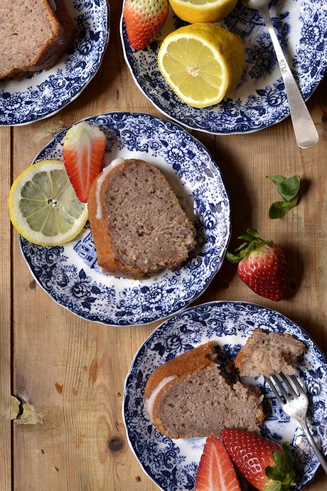 BUNTD CAKE DE FRESAS Y GLASEADO DE LIMÓN