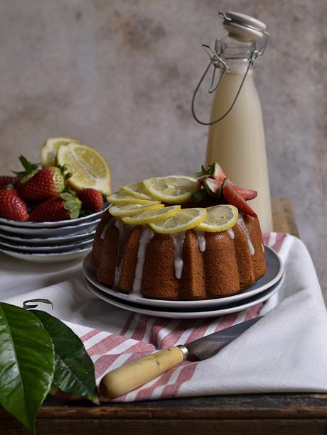 BUNTD CAKE DE FRESAS Y GLASEADO DE LIMÓN