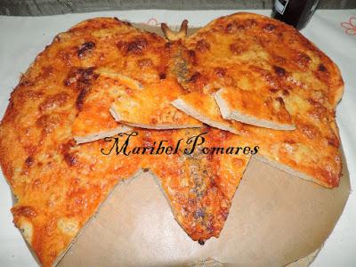Pizza dominós cuatro quesos en forma de mariposa.