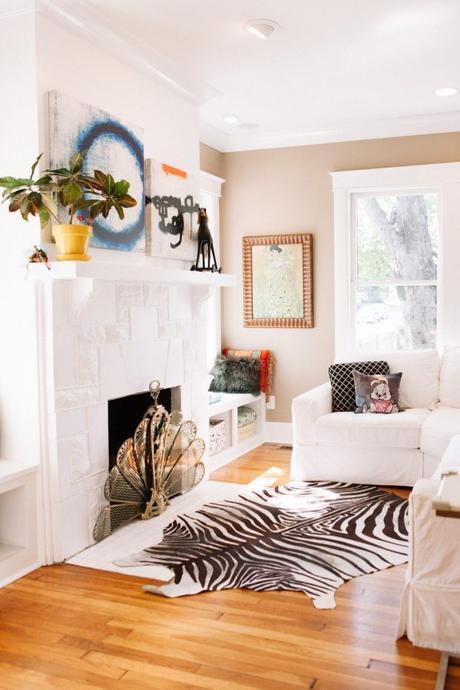 sofa frente a la chimenea