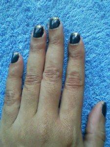 Dale color a tus uñas con sombras de ojos en tu manicura SNC03367