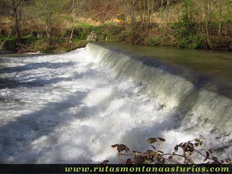 Salto de agua en Rio Naviegu