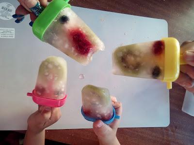 Paletas heladas de agua de coco y frutas