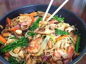 Noodles gambas, pollo bimis setas