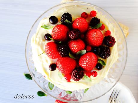 Pastel de chocolate con crema de  queso y frutos rojos
