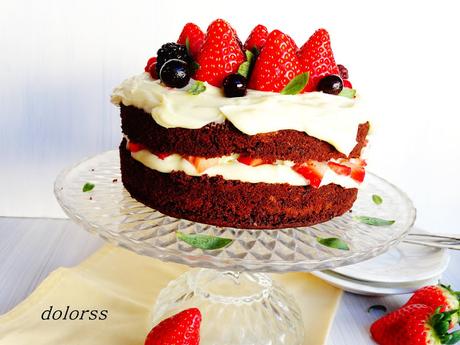 Pastel de chocolate con crema de  queso y frutos rojos