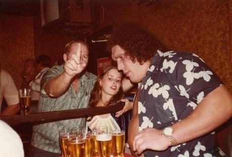 Wrestling History Bites – Historias legendarias sobre el no menos legendario Andre el Gigante andre-the-giant-in-a-bar-cincodays