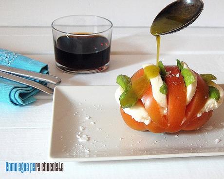 ENSALADA CAPRESE CON VINAGRETA DE ALBAHACA Y LIMÓN.