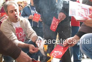 Stop Desahucios y su quema de cartillas de CCM-LIBERBANK en imágenes.
