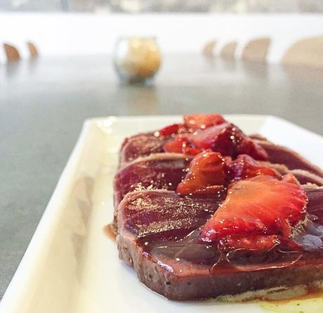 tataki de atun con vinagreta de fresas Aula canela fina baco y boca