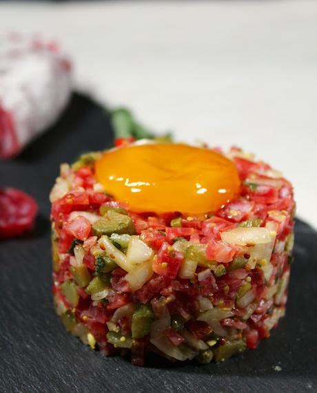 Tartar de fuet con yema curada [#Asaltablogs]