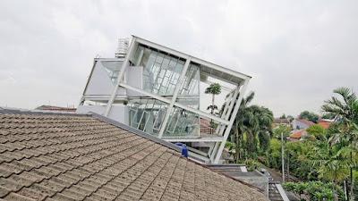 Casa Inclinada de Estilo Minimalista en Jakarta