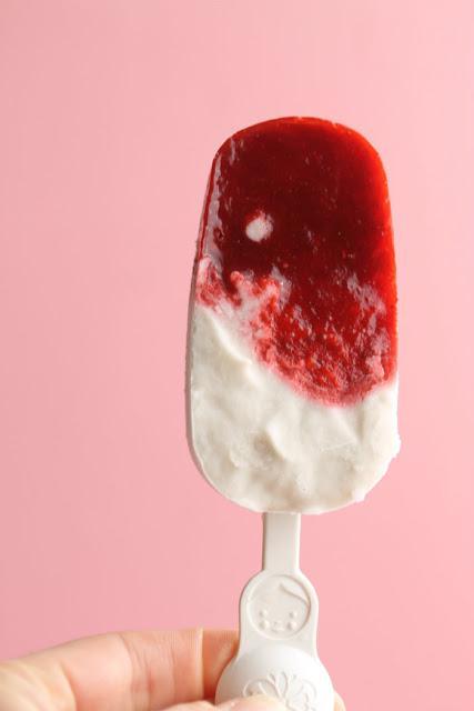 Helado vegano de fresas y crema de coco