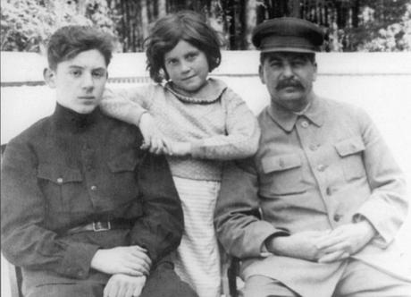 Svetlana junto a su padre y su hermano Vasily