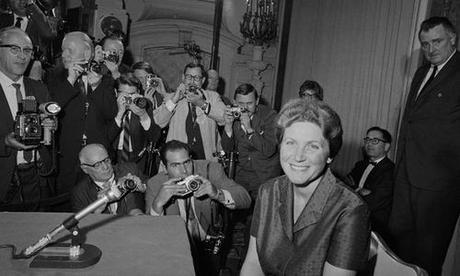 Svetlana Alilúyeva durante una rueda de prensa que dio a los medios el 27 de abril de 1967 en Nueva York
