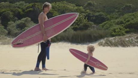 Los bebés de Evian se vuelven surferos en su última campaña