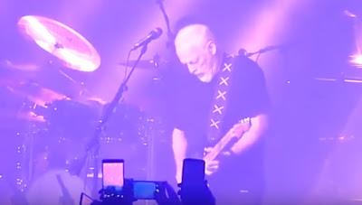 David Gilmour honra a Prince fusionando 'Comfortably numb' con 'Purple rain'