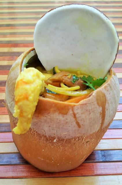 Sopa thai con agua de coco