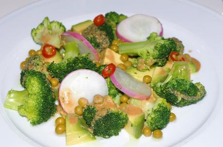Ensalada de brócoli, aguacates y guisantes con aliño de cacahuetes. (superalimentos)