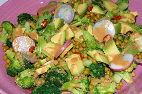 Ensalada de brócoli, aguacates y guisantes con aliño de cacahuetes. (superalimentos)