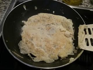 Tortilla francesa con semillas de lino , chía , atún y salsa barbacoa