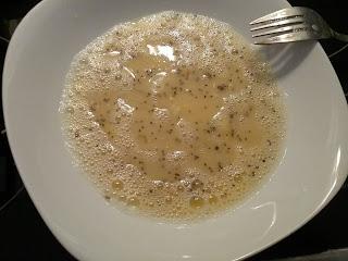 Tortilla francesa con semillas de lino , chía , atún y salsa barbacoa