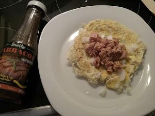 Tortilla francesa con semillas de lino , chía , atún y salsa barbacoa