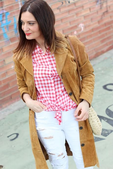 Con Trench y sandalias de ante