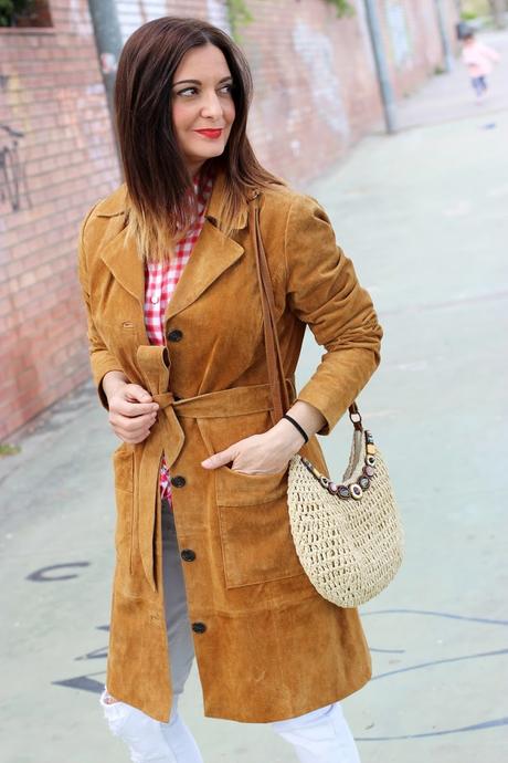 Con Trench y sandalias de ante