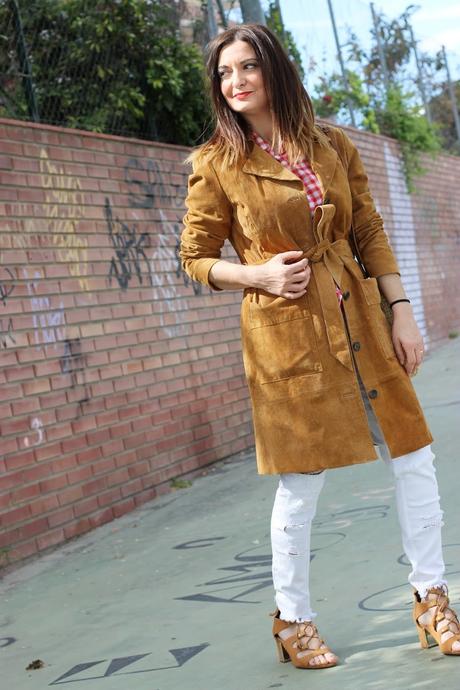 Con Trench y sandalias de ante