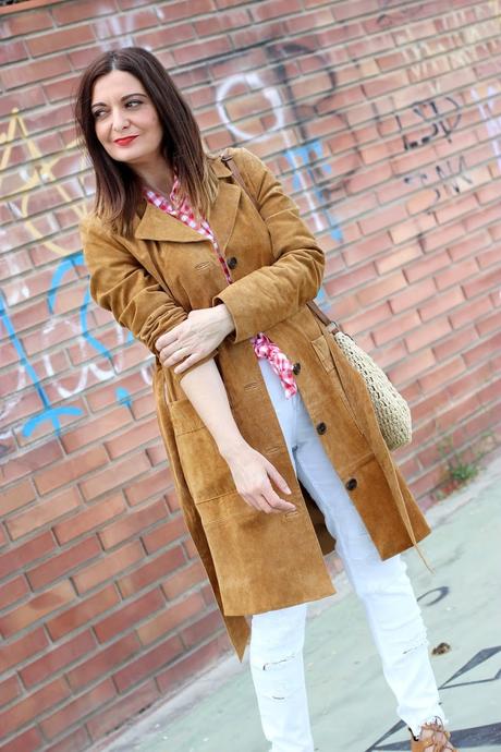 Con Trench y sandalias de ante