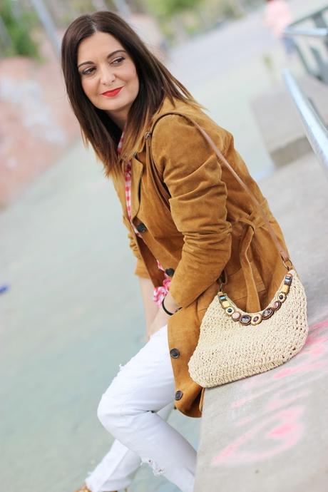 Con Trench y sandalias de ante