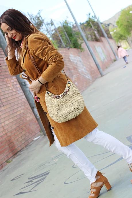 Con Trench y sandalias de ante