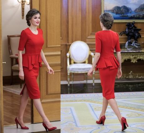 Dña. Letizia, sobria en azul, vibrante en rojo y triste de gris. ¿Cuál es tu estilismo favorito?