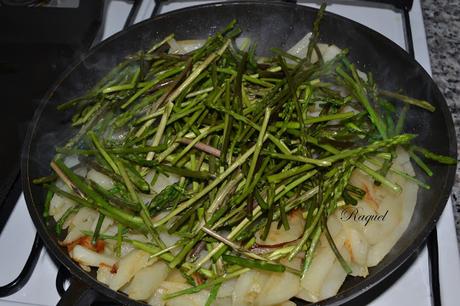 Patatas fritas con espárragos trigueros