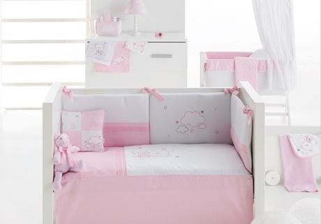 ropa de cuna en color rosa con osito bordado muy bonita