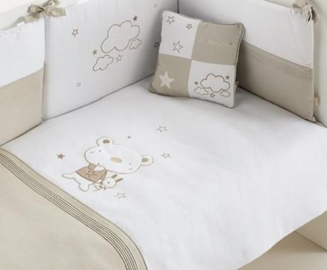 edredon con lorzas bordadas para bebé color beige