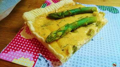 Tarta de queso parmesano con espárragos