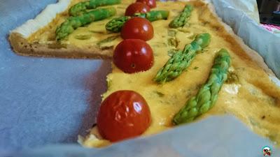 Tarta de queso parmesano con espárragos