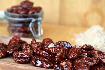 Nueces pecanas garapiñadas con azúcar moreno, sal ahumada y vainilla