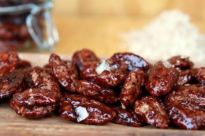 Nueces pecanas garapiñadas con azúcar moreno, sal ahumada y vainilla