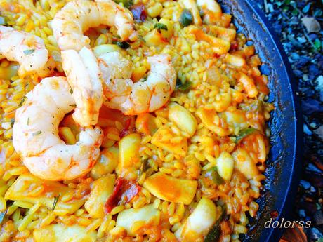 Arroz con calamares, gambas  y pimientos