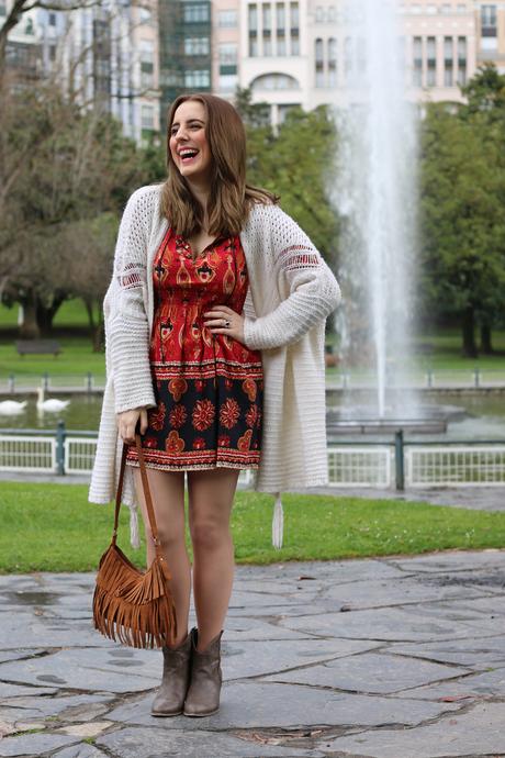 Outfit boho con vestido rojo